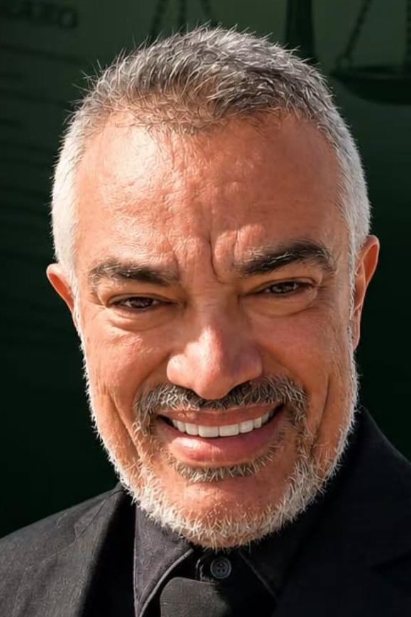 O advogado Abiezel Dantas, de terno escuro, sorrindo